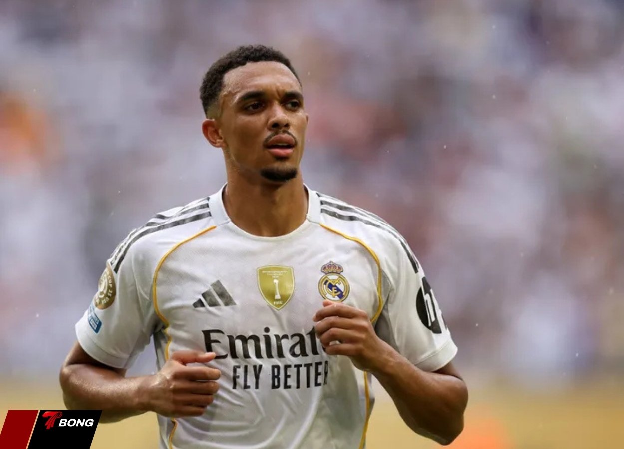 /Trent Alexander-Arnold bị gạch tên khỏi danh sách